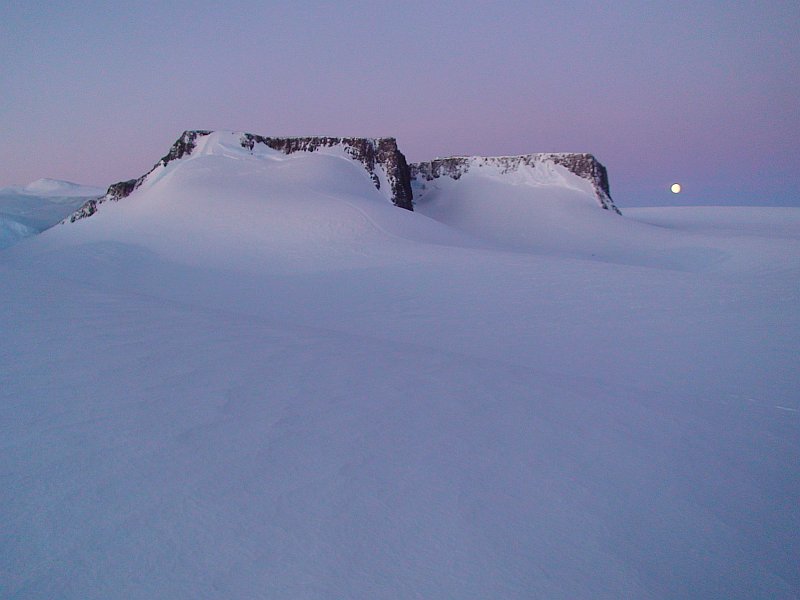 Moon rising over Vesleskarvet